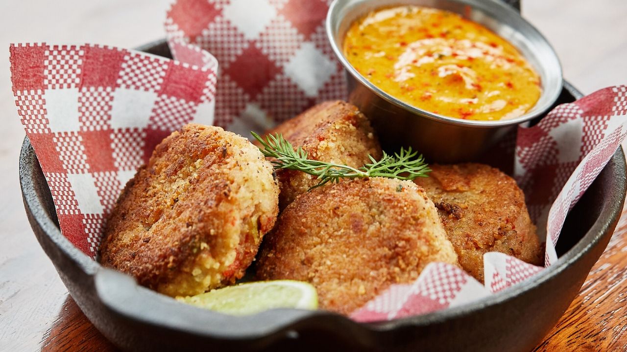 LOUISIANA CRAB CAKES W/ NEW ORLEANS REMOULADE