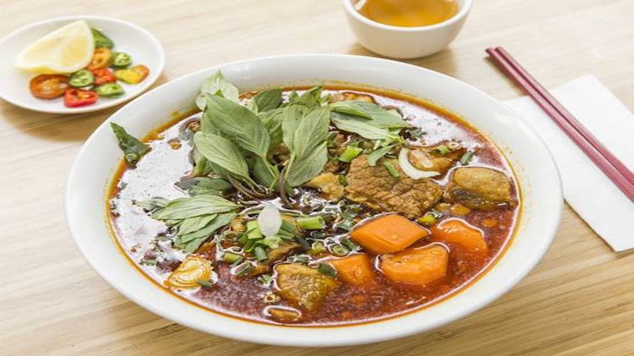 Clear rice & Egg Noodle w/ beef brisket stew