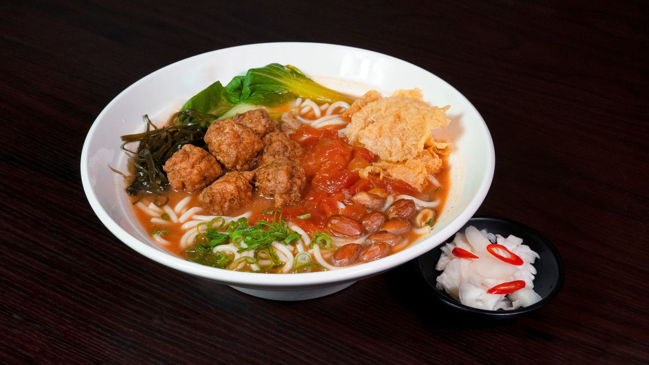 17. Pork Mushroom Ball Rice Noodle in Tomato Soup 番茄香菇丸湯米粉