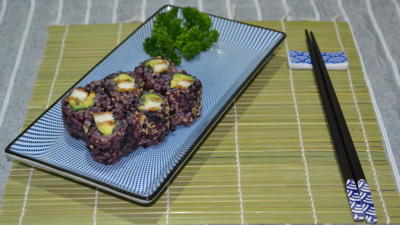 Black Rice Chicken & Avocado Small Roll