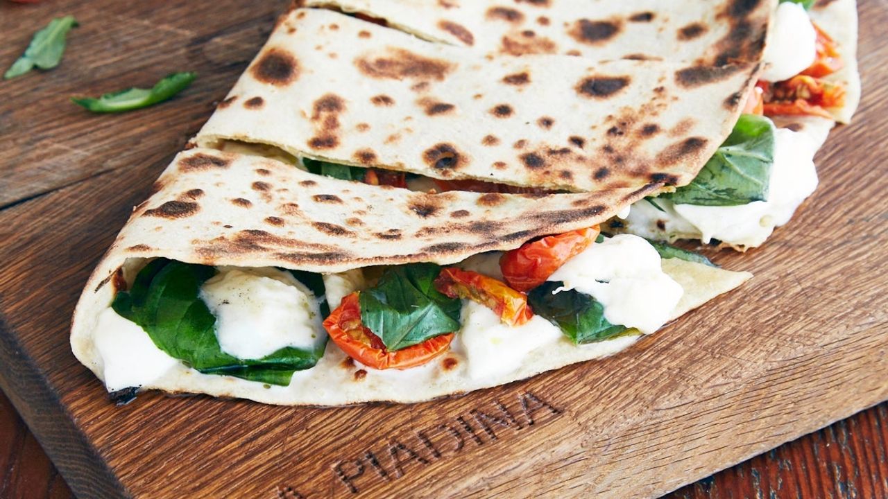Buffalo Mozzarella, Tomato, Basil (V)