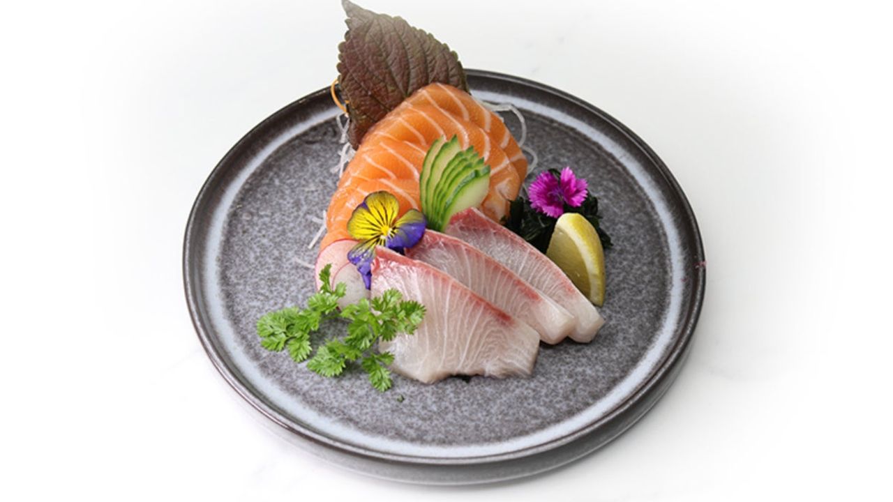 Salmon and scallop sashimi (7pcs)