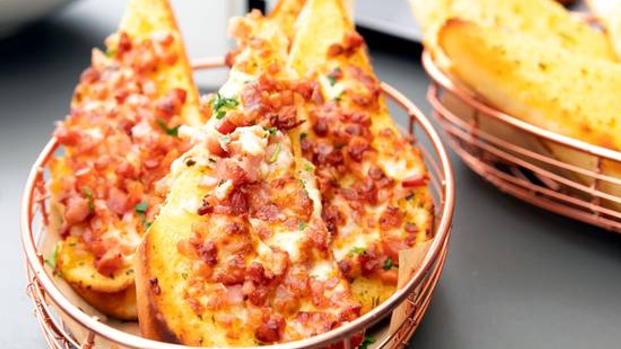 Cheesy Garlic & Bacon Bread