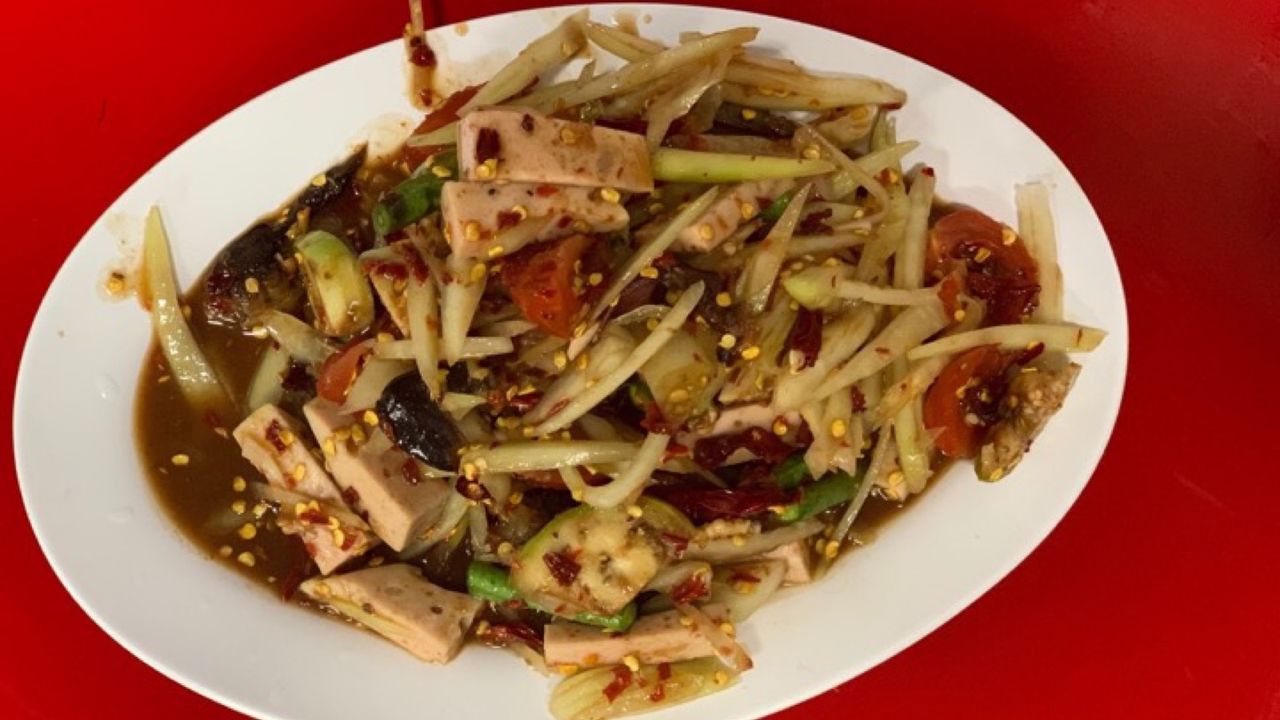 Fermented fish papaya salad with pork loaf ปูปลาร้าหมูยอ