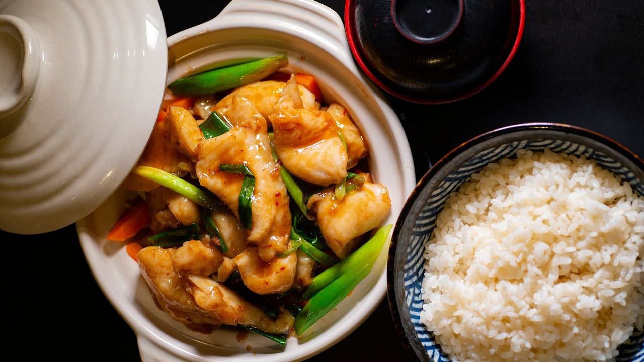 R27 Clay Pot with Fish Thai Chilli Sauce