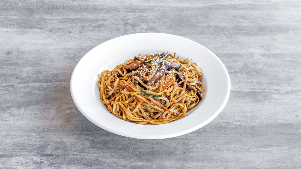 300 Stir Fried Chow Mein/Thick Rice Noodle in Soy Sauce
