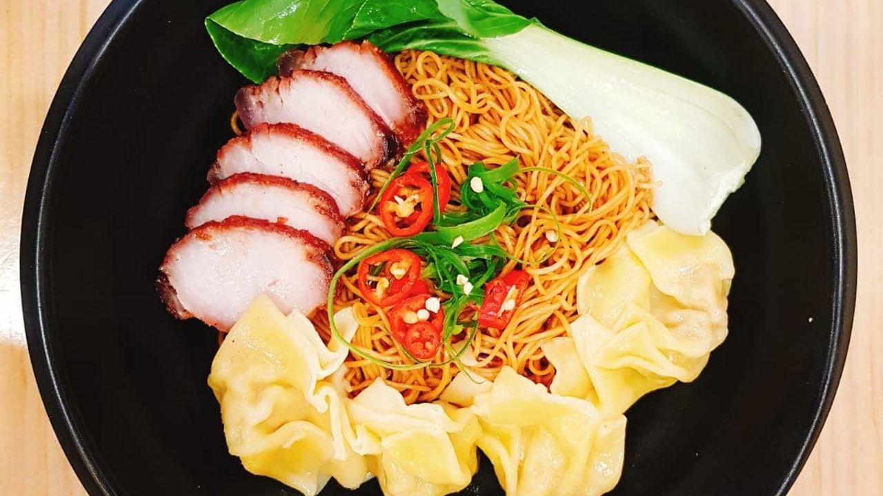 Wonton Soup with BBQ Pork Dry Noodles