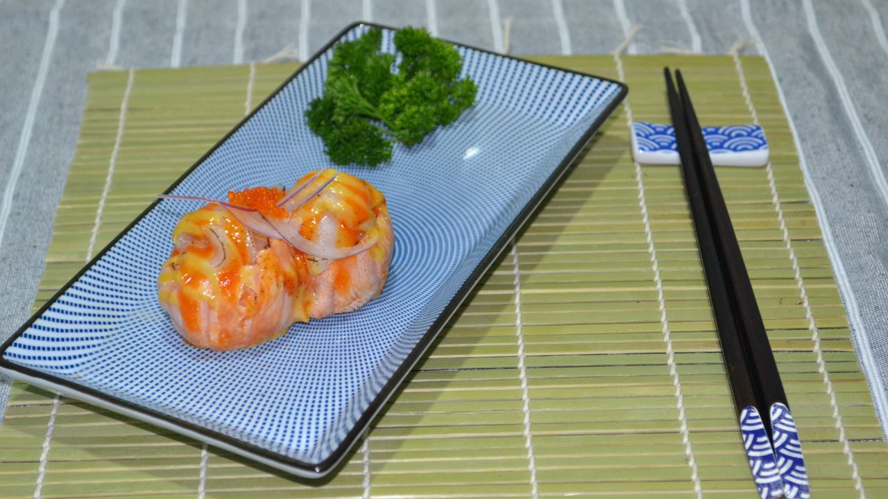 Grilled Salmon Ship with Scallop (2pc)