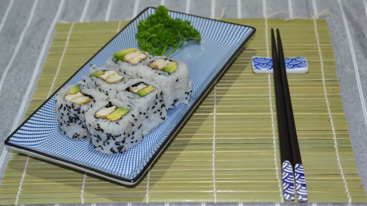 Teriyaki Chicken & Avocado Small Roll (6pc)
