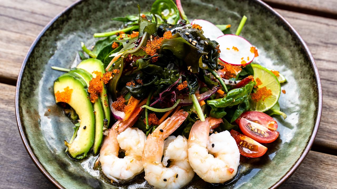 Avocado prawn salad