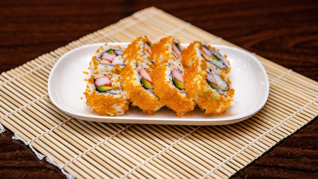 Tobiko Reverse Roll (8 Pieces)