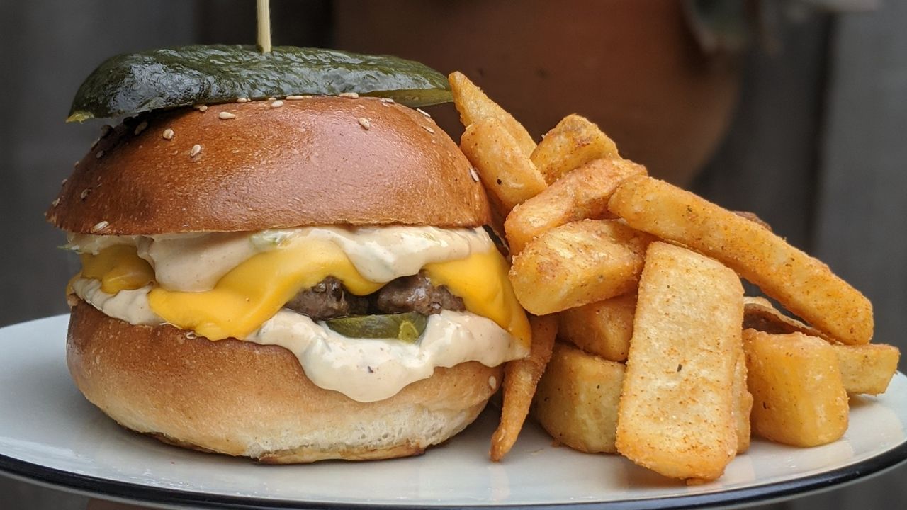 Cheeseburger w/ Chips & Aioli