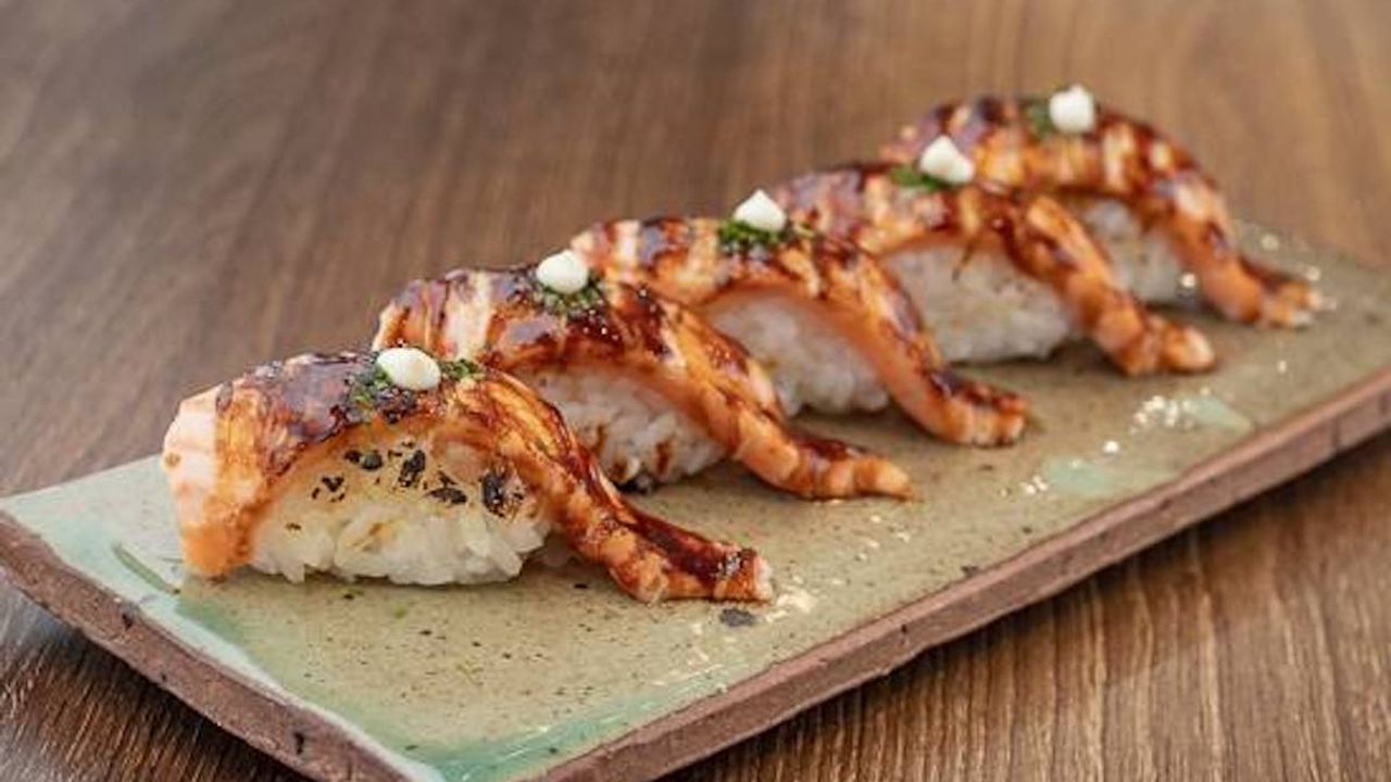Grilled Salmon Nigiri (6 Pieces)