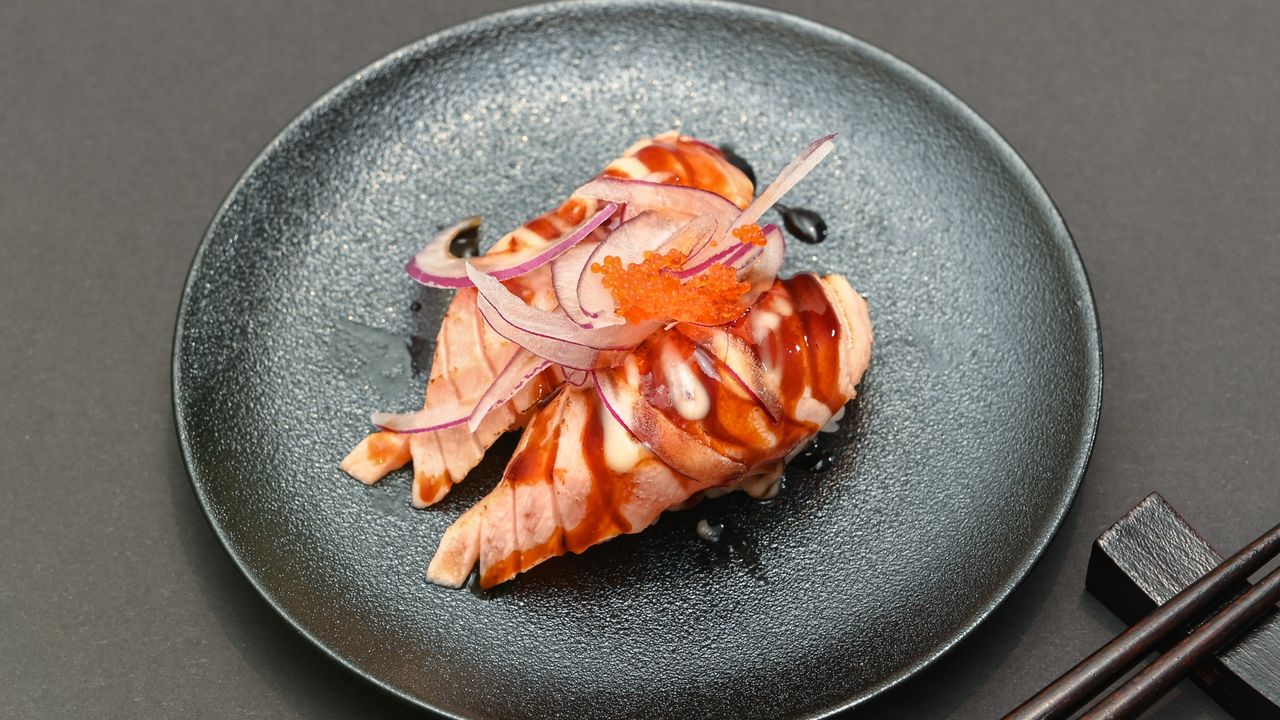 Grilled Salmon Sushi (2 pcs)