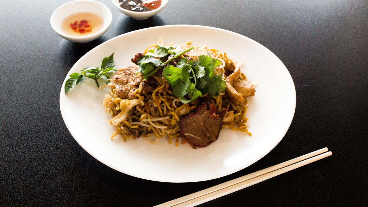 Stir-fry Egg Noodles with Soy Sauce and Beef