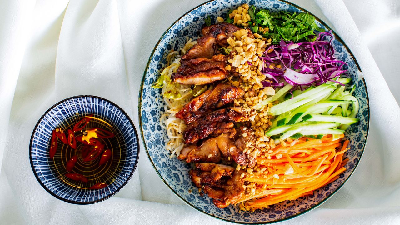 BBQ Chicken Vermicelli w Spring Roll