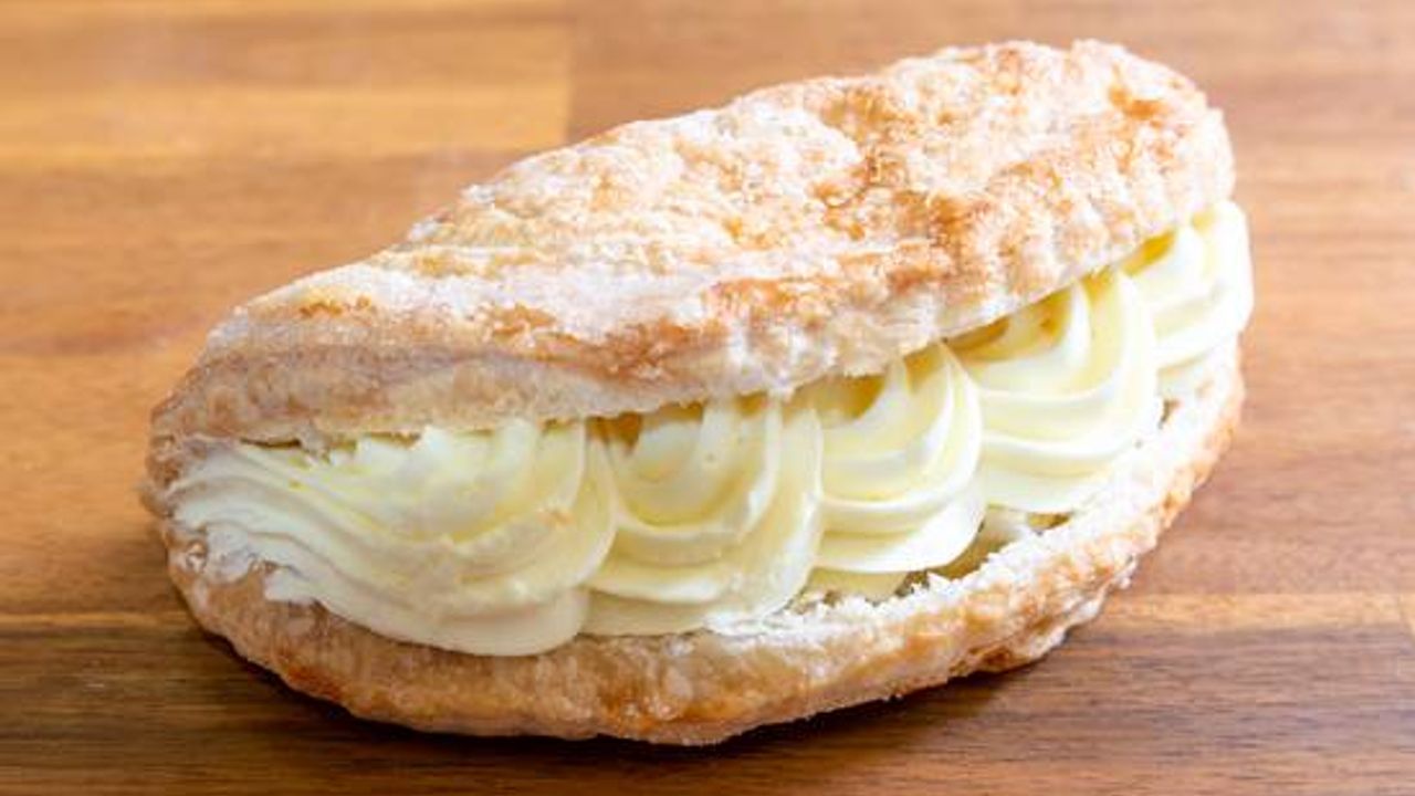 Apple Turnover (fresh cream)