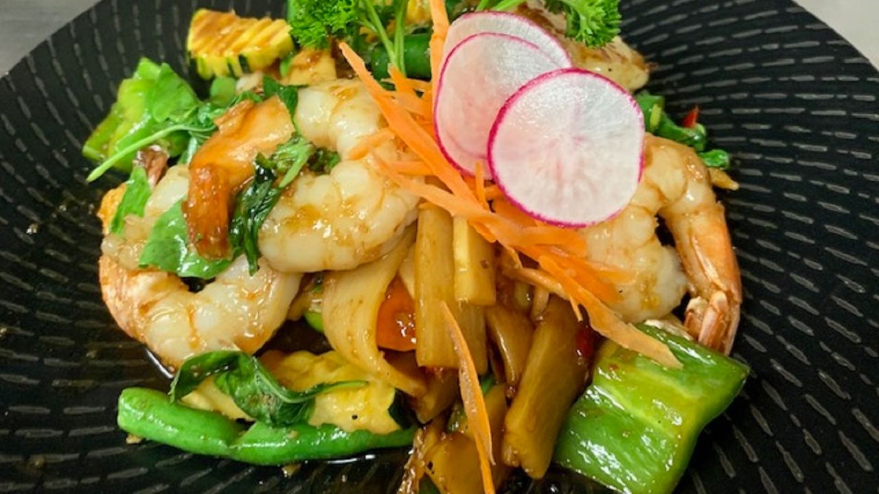 Pad Bai Kaprow (basil & Chilies)