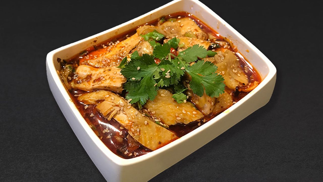 Steamed Chicken with Chilli Sauce (Boneless) (370g)