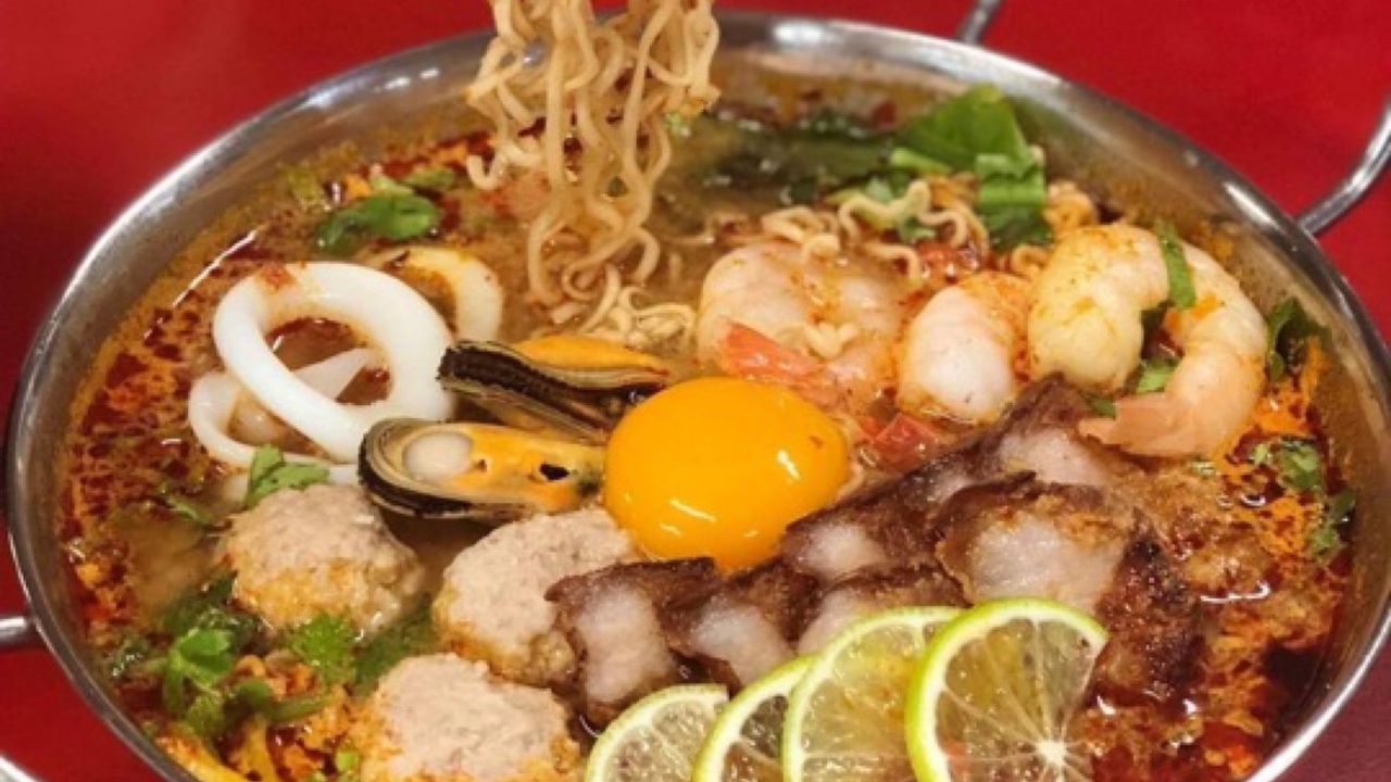 Mama Tomyum soup มาม่าต้มยำหม้อไฟ