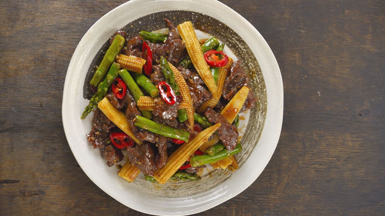 410 Wok Fried Beef, Asparagus, Baby Corn in Black Pepper Sauce