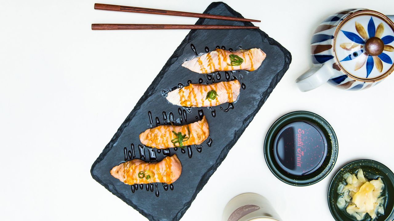 Aburi Salmon Nigiri (4 Pieces)
