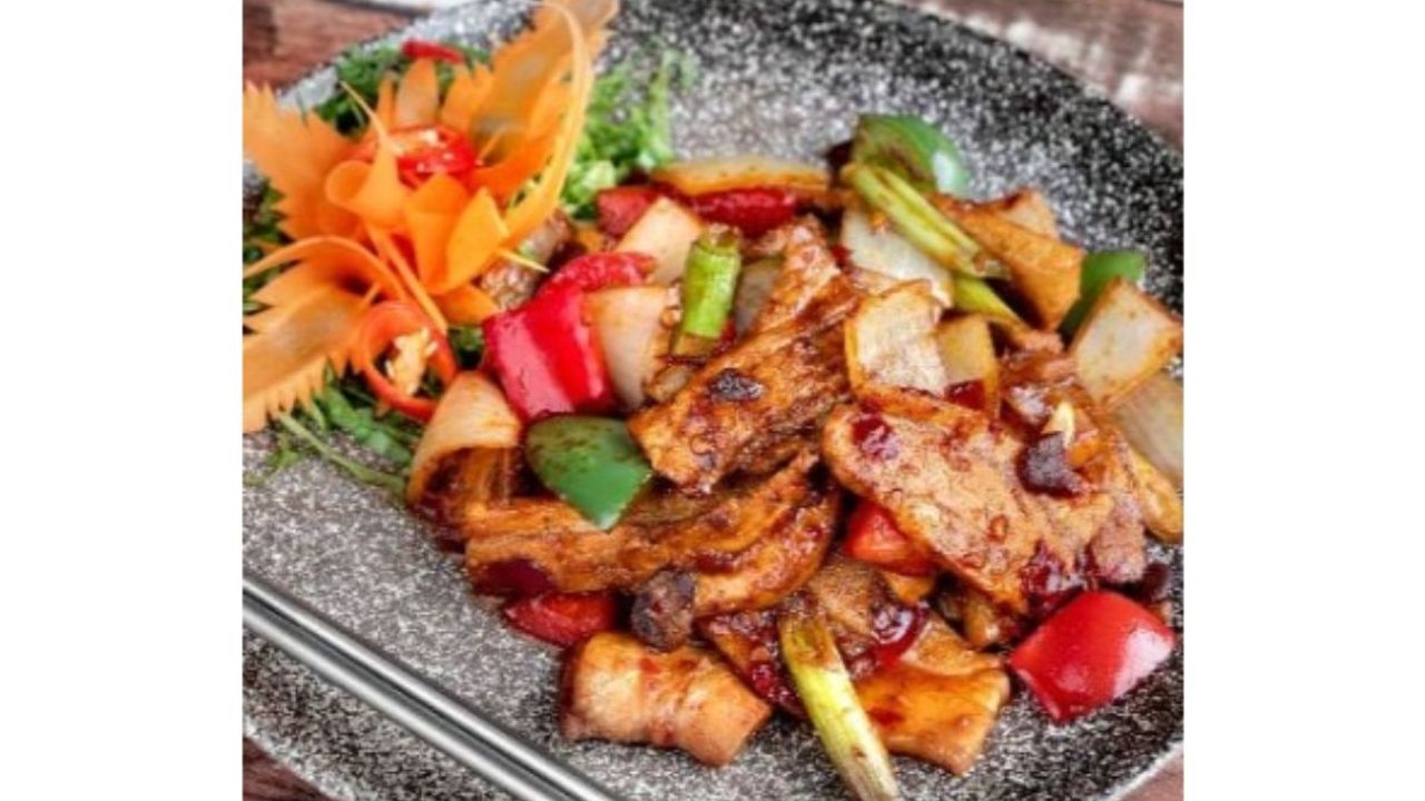 Sliced Pork with Chilli sauce. (N) (Spicy)