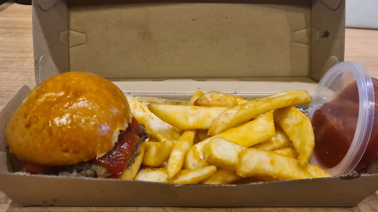 Kids' Cheeseburger & Chips