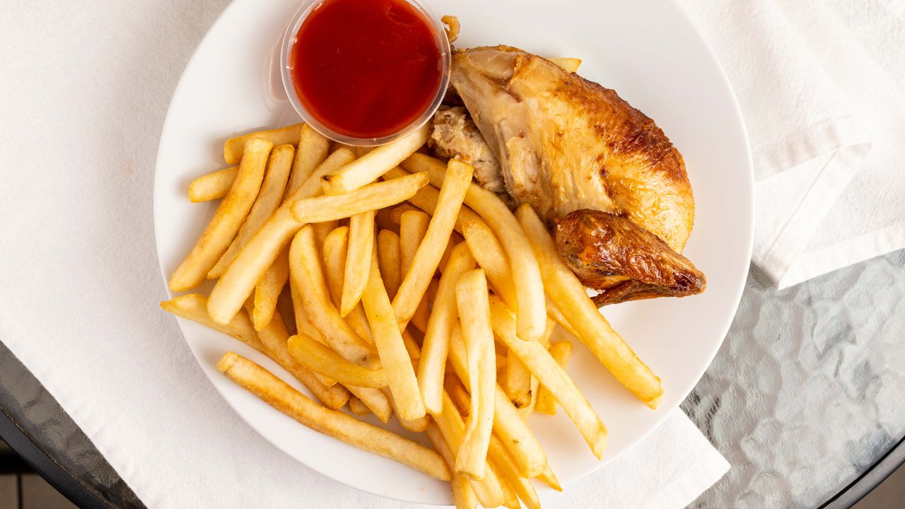1/4 Charcoal Chicken, Chips & Salad