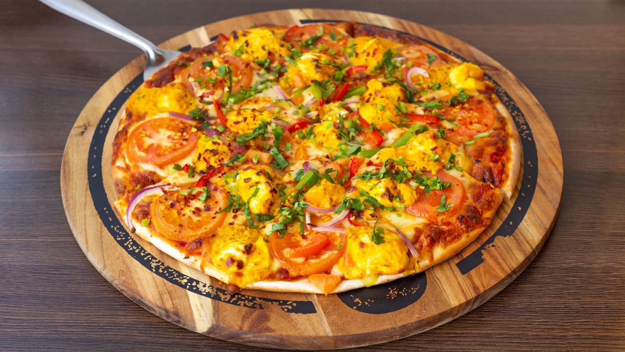 Tandoori Paneer Tikka Pizza (V)