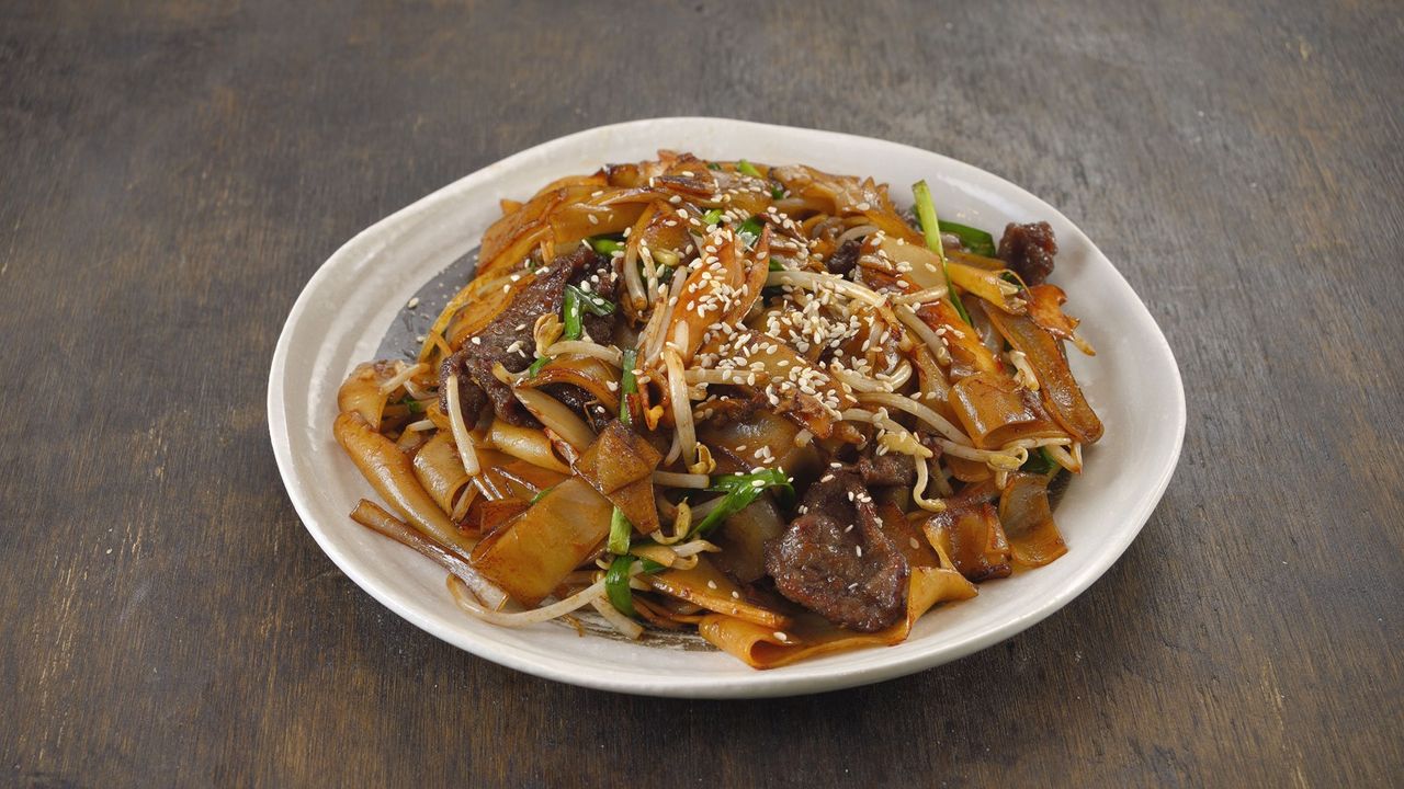 606 Wok Fried Rice Noodles with Beef, Chives & Sweet Soy Sauce