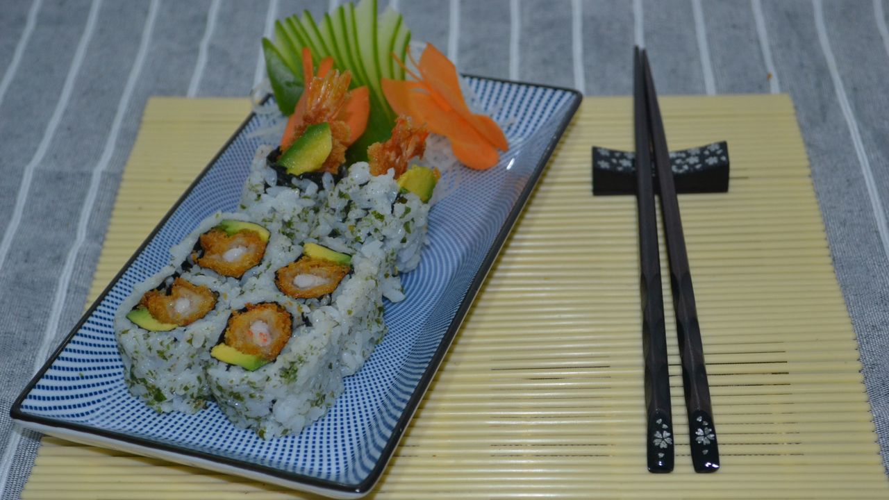 Bread Crumbed Prawn & Avocado Small Roll (6pc)