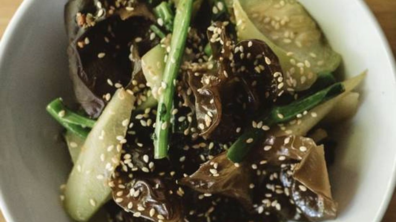 Gai lan, black fungus, chilli (v)