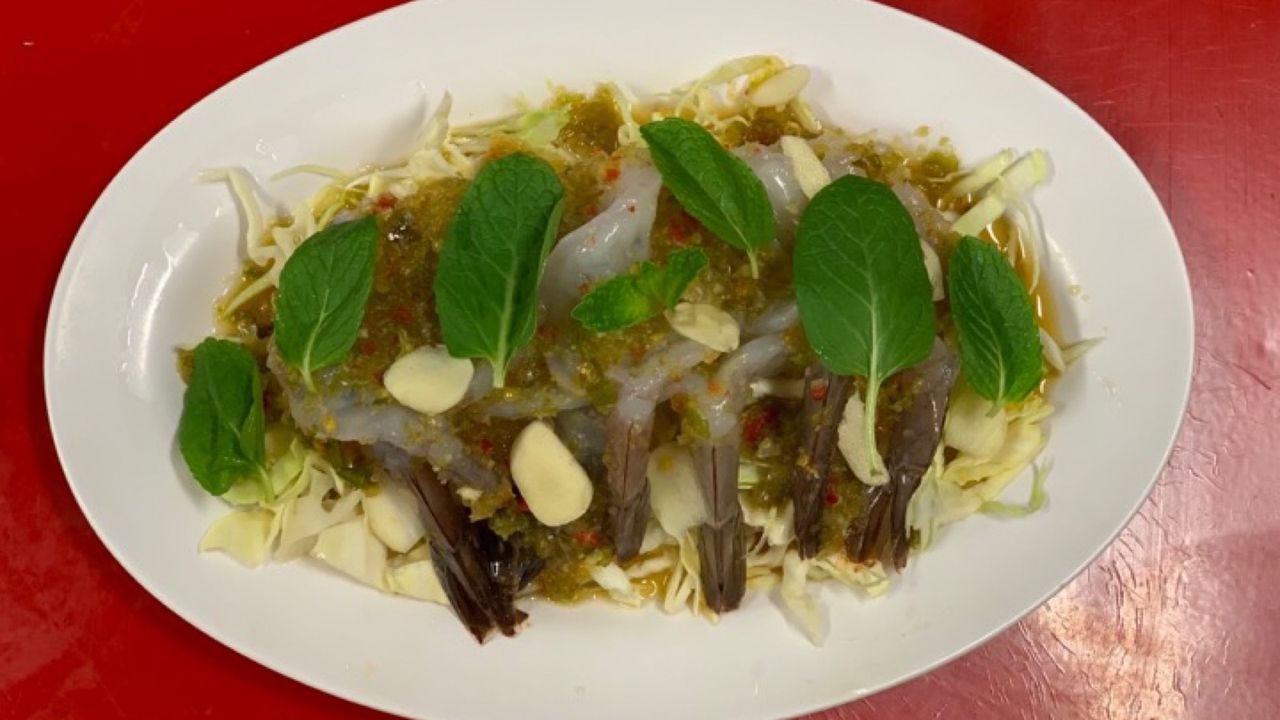 Raw prawns with spicy seafood sauce กุ้งแช่น้ำปลา