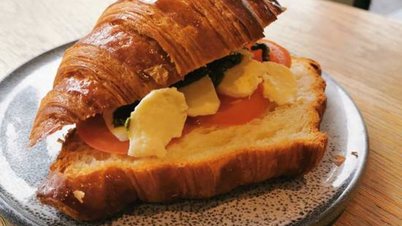 Pesto, tomato & Bocconcini croissant