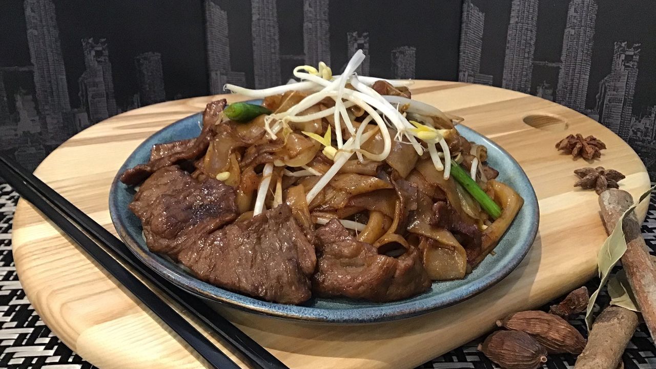 Fried Flat Rice Noodles with Beef