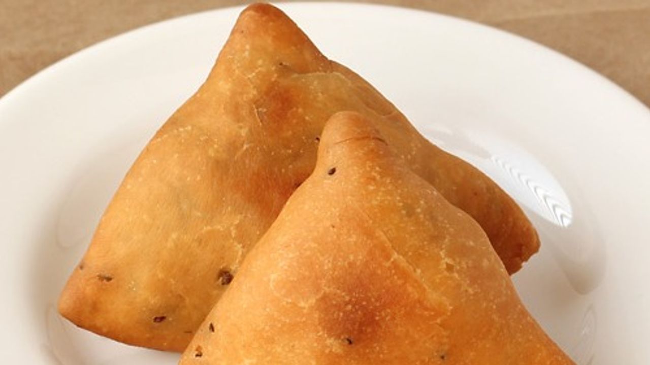 1. Vegetable Samosa (2pcs)