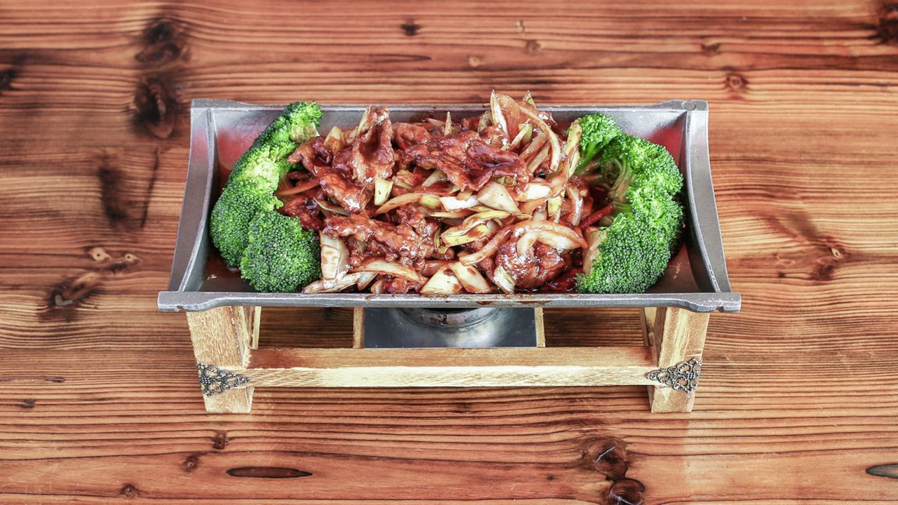 Sizzling Beef with Mongolian Sauce 鐵板蒙古牛