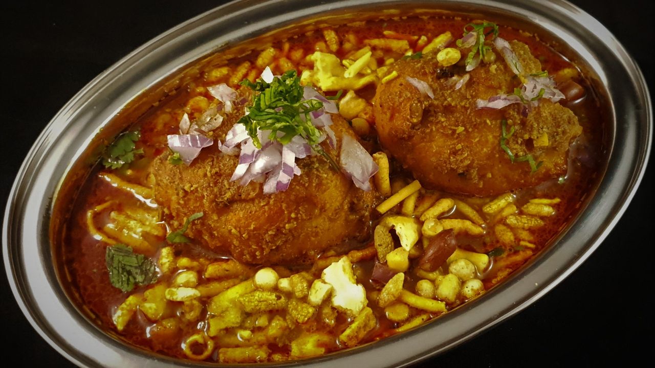 Kat Vada Usal (2 Pieces Vada)
