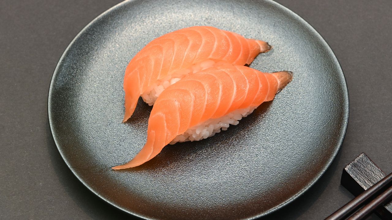 Salmon Sushi (2 pcs)