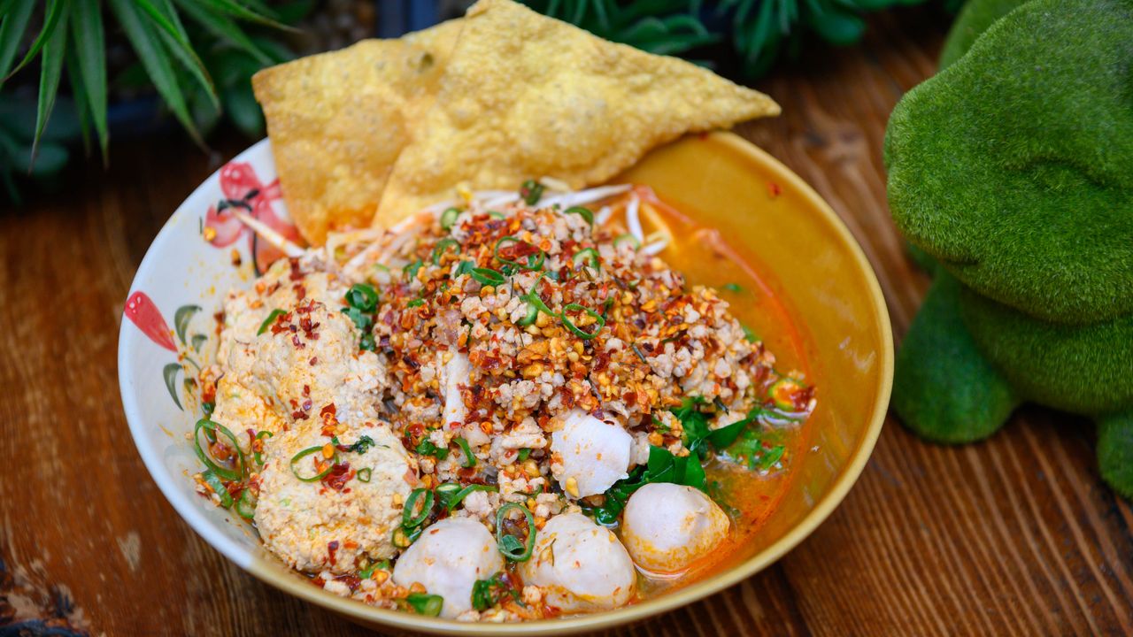 Tom Yum noodle with marinated pork ต้มยำหมูเด้ง