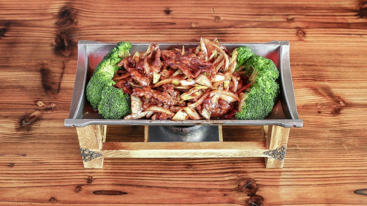 Sizzling Beef with Mongolian Sauce 鐵板蒙古牛