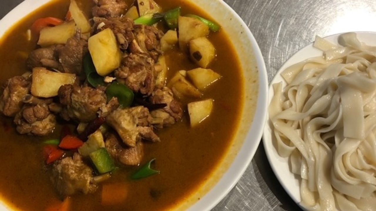 Xinjiang Big Plate Chicken with Handmade belt noodles (MEDIUM)  / 中盘鸡面