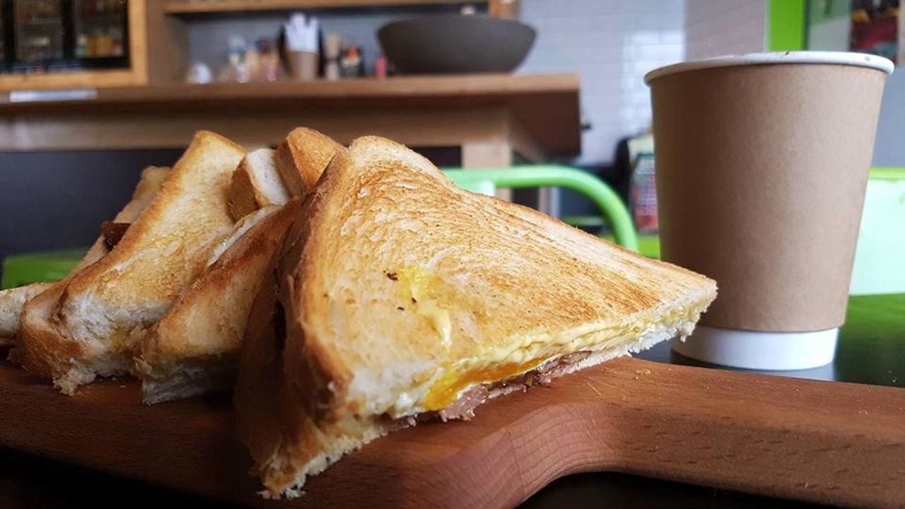 Bacon & Egg Handwich