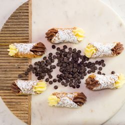 Box of 21 Small Half/Half Cannoli - Vanilla and Chocolate