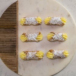 Box of 21 Small Vanilla Cannoli